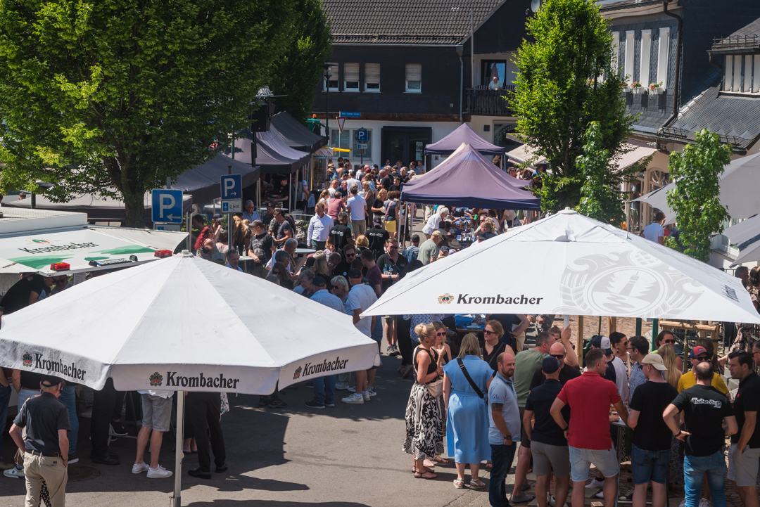 Der gut gefüllte Markplatz am Donnerstag Nachmittag